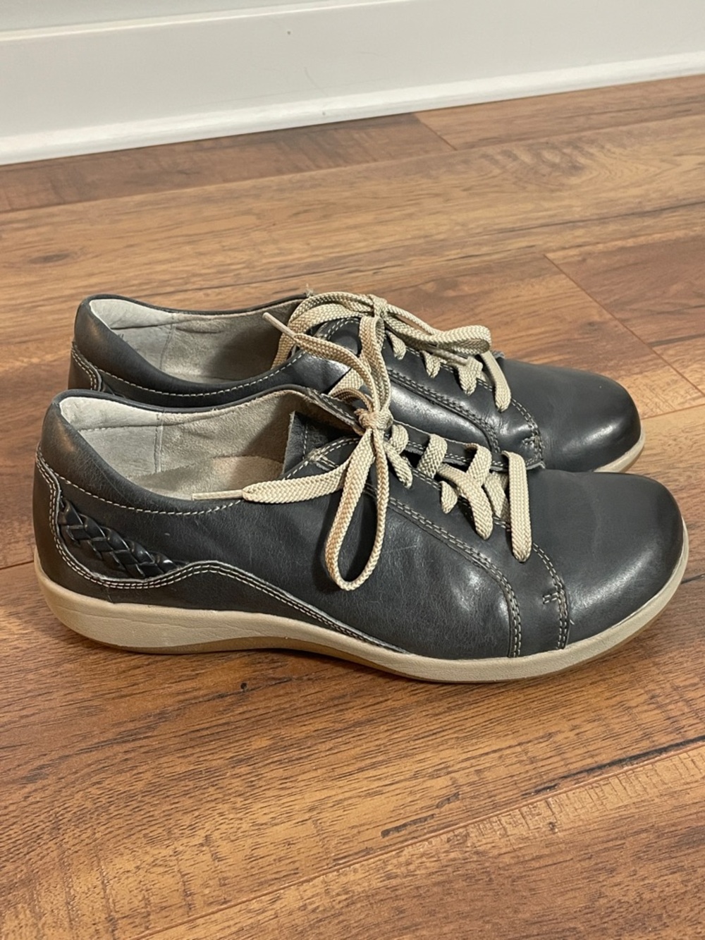 Aetrex Women's Dana Casual Lace-Up Comfort Sneaker in Dark Blue Size 8.5